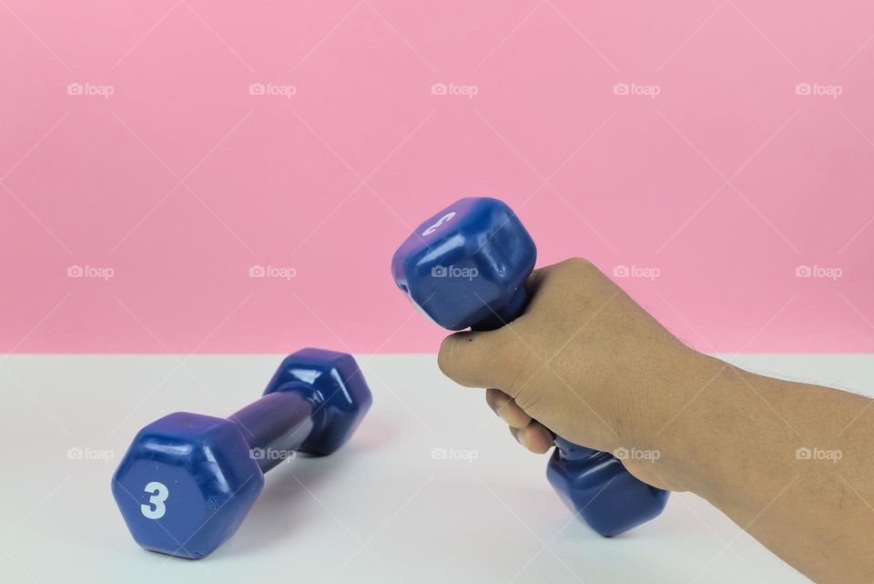 Dumbbells to exercise your arms in the gym