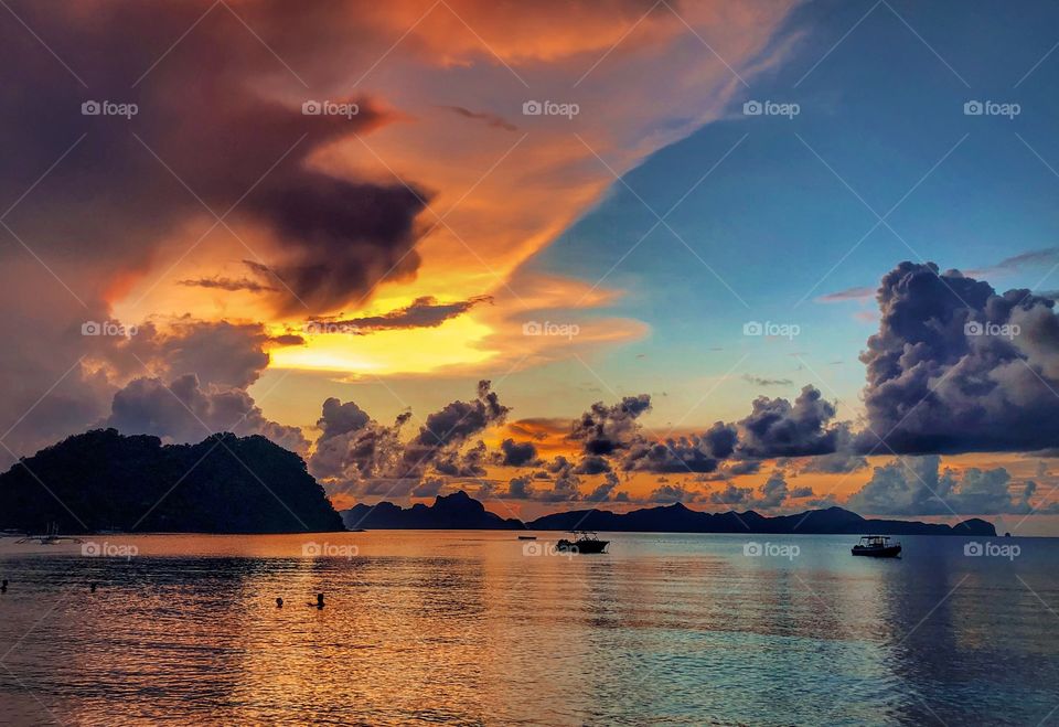 This is most probably one of the many favorite shots I had. Chasing sunset on a Saturday twilight by the beach, and all you have is you, your family and friends. Imagine how lovely the view and the people 💛