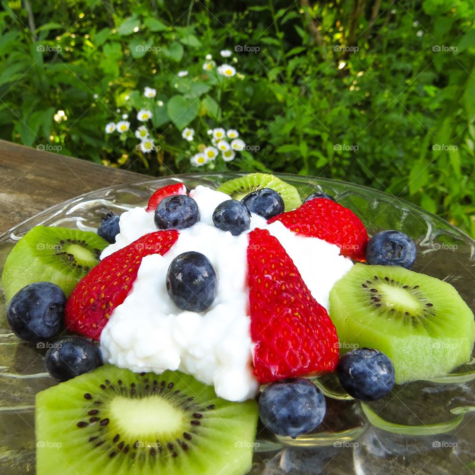 Close-up of fruits and yoghurt in plate