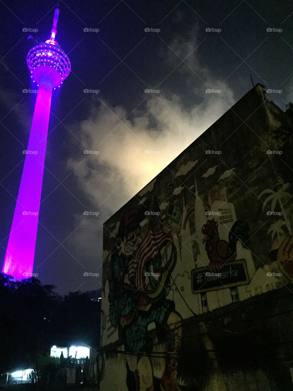 January 2017 Kuala Lumpur. Everyone knows of the Petronas Towers. Not everyone knows about the observatory tower right near it.
