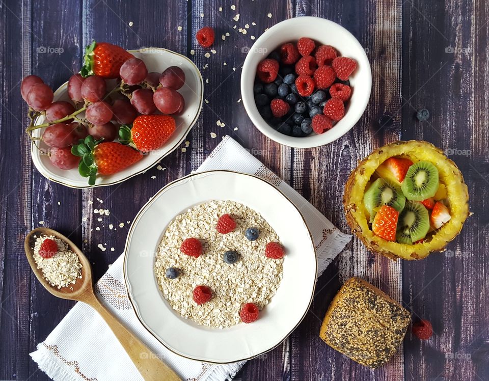 Cereal, berries and fruit