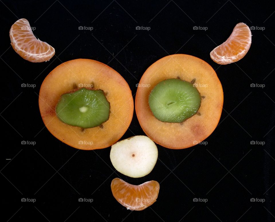 Funny face made with fruit slices 