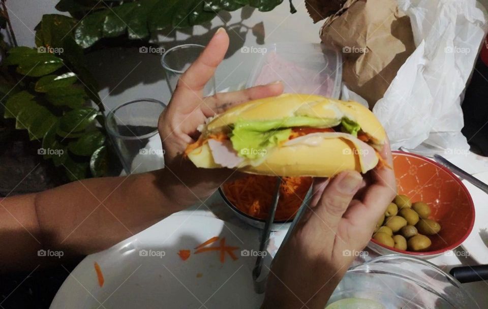 Delicioso lanche frio, com pão francês, frios, alface, tomate, cenoura, molho... Muito bom!