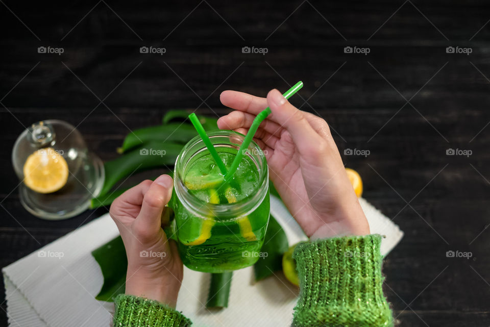 Kiwi and lemon juice in mason jar