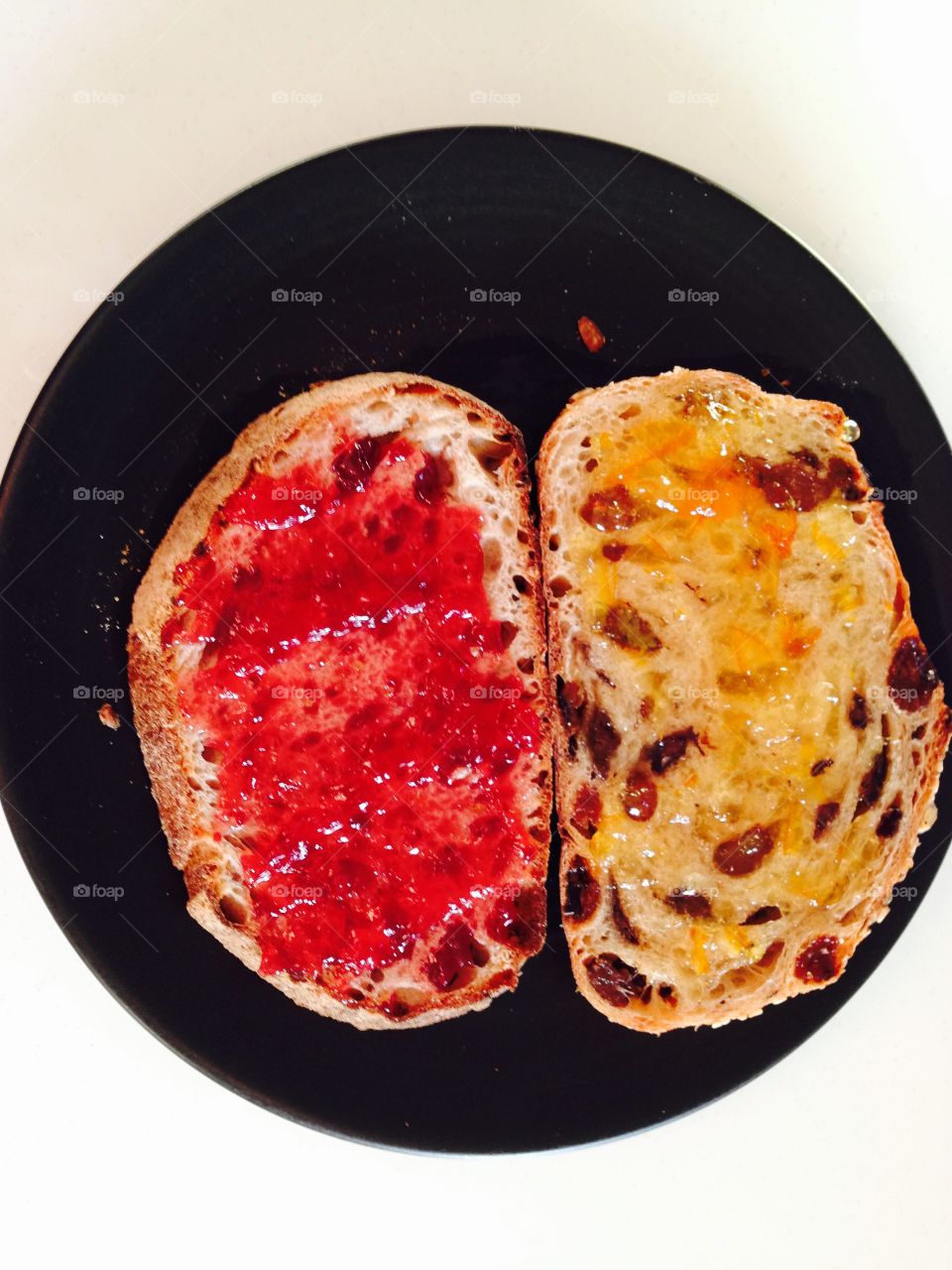 lusterl. Strawberry jam and marmalade on toast