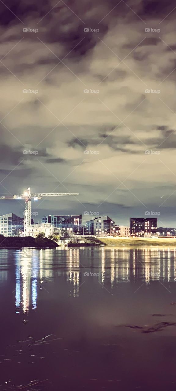 Naktis.Upė.Pastatai.