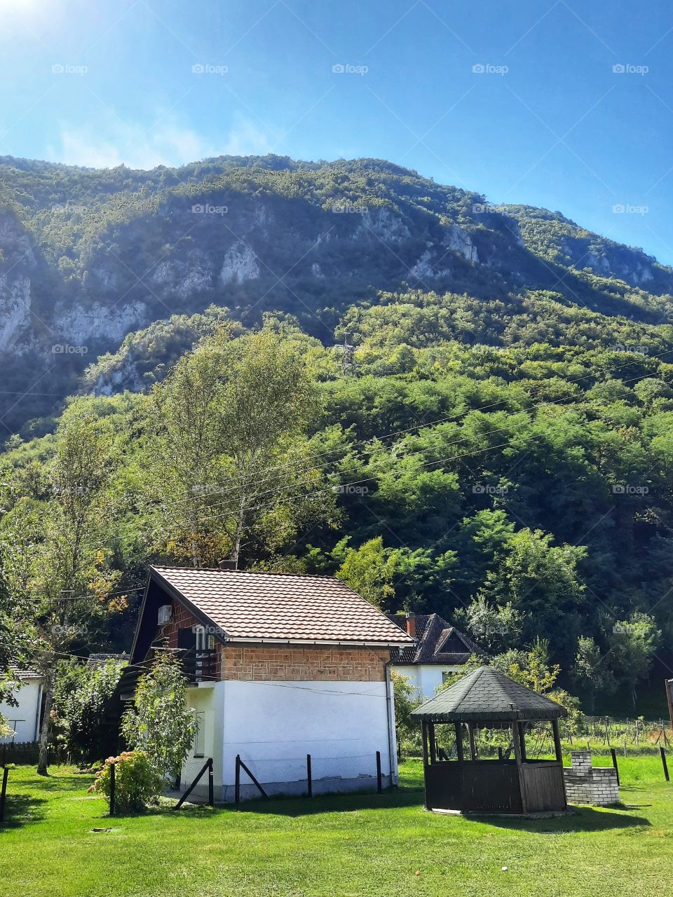 House and mountain. Beautiful view! 😍