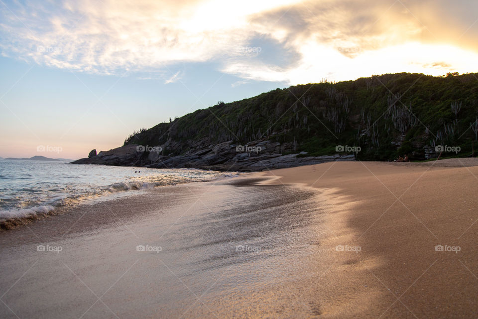 Praia com paisagem linda e fantástica no Brasil, na região do Lagos no Rio de Janeiro, em Búzios. Uma ilha incrível de conhecer!