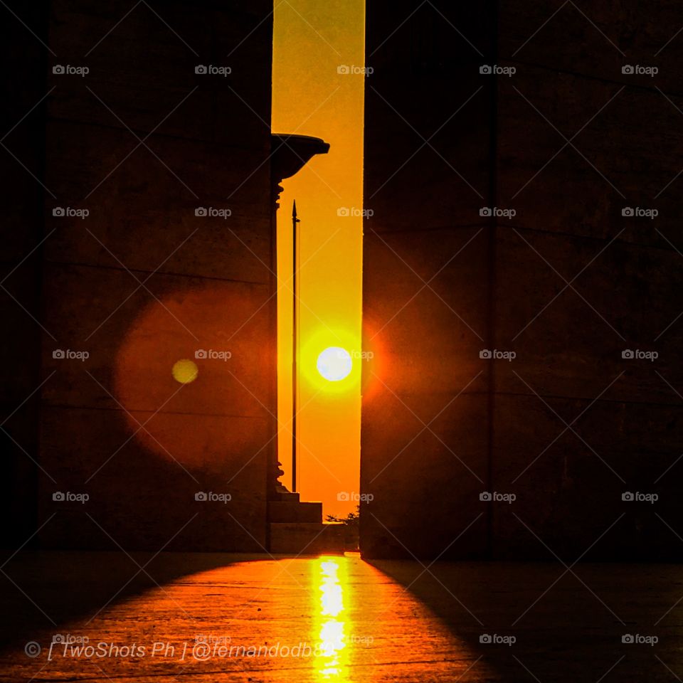 La puerta del sol. Me encanta como los rayos del sol atraviesan las columnas del monumento 