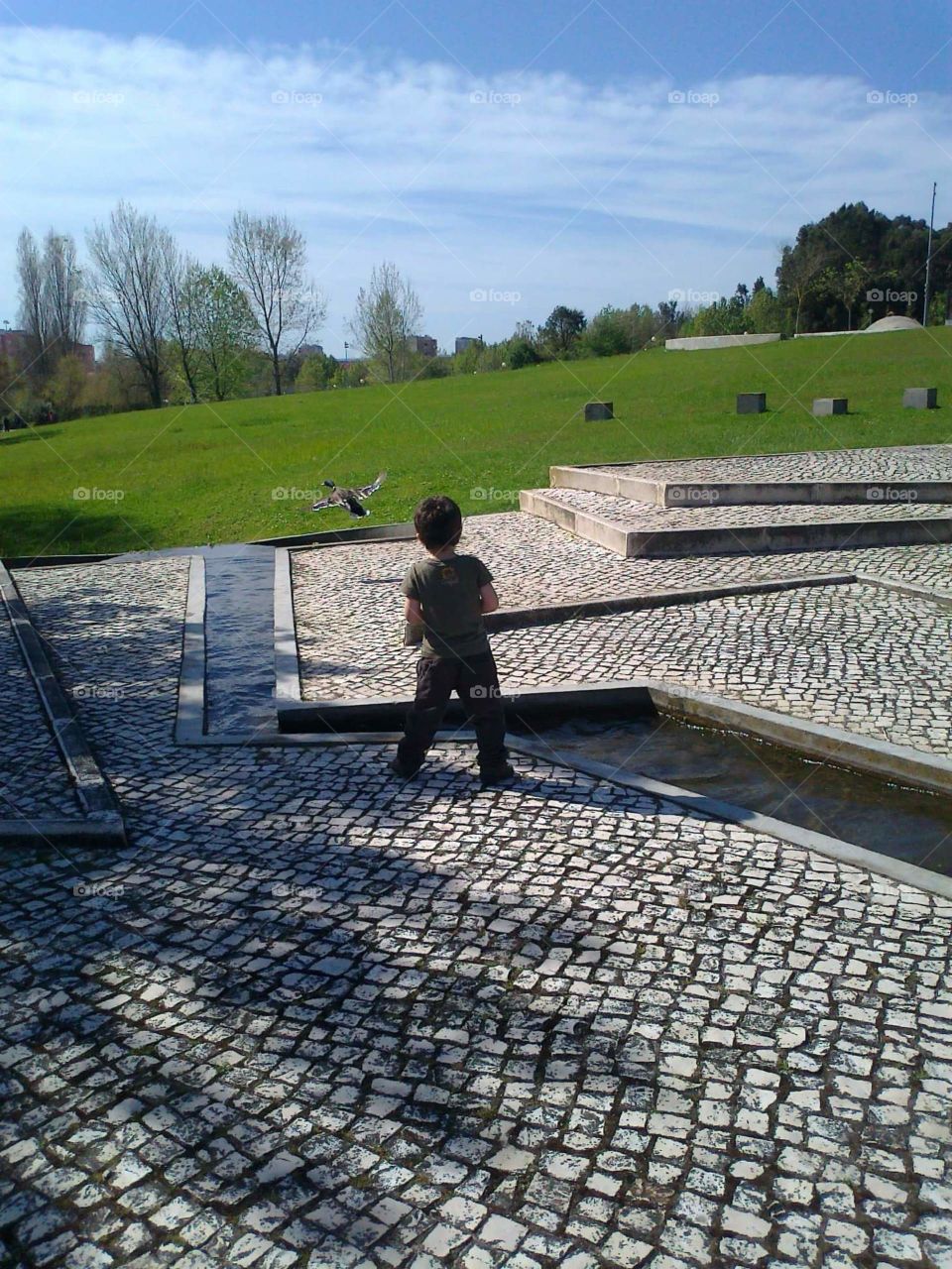 Criança a brincar no parque