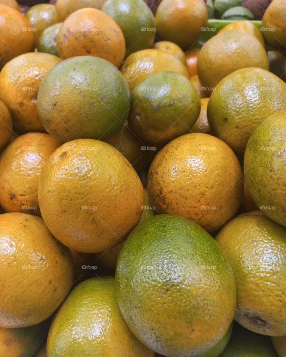 Laranja Pera, conhecida por laranja pera rio, sabor doce e pouco ácido, suculenta, contém antioxidantes, minerais e fibras,  que ajuda a reduzir o colesterol  e previne doenças cardíacas e derrames.min