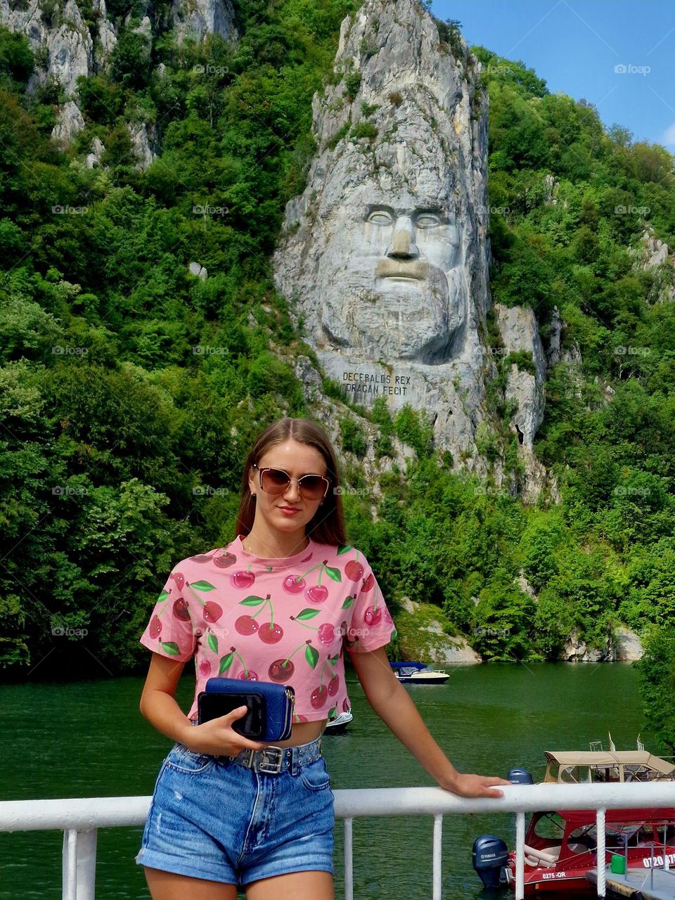 the young girl and the sculpture of the king of Dacia, Decebal