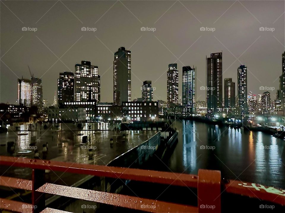 This magnificent nighttime view comes to us from the „Pulaski Bridge“ at „Newtown Creek“, the bridge that connects „Greenpoint“, Brooklyn to LIC, Queens on a crystal clear evening in early December 2023. Hypnotic Productions