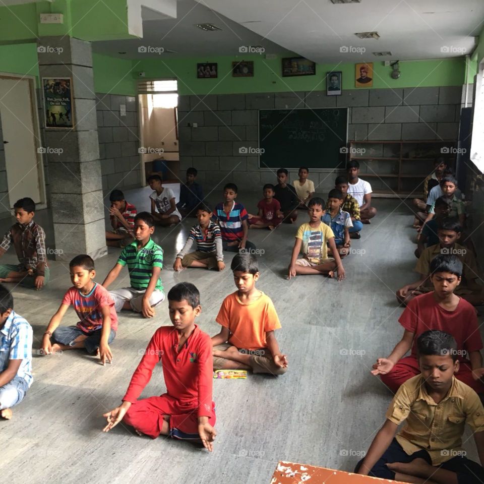 Kids meditating 