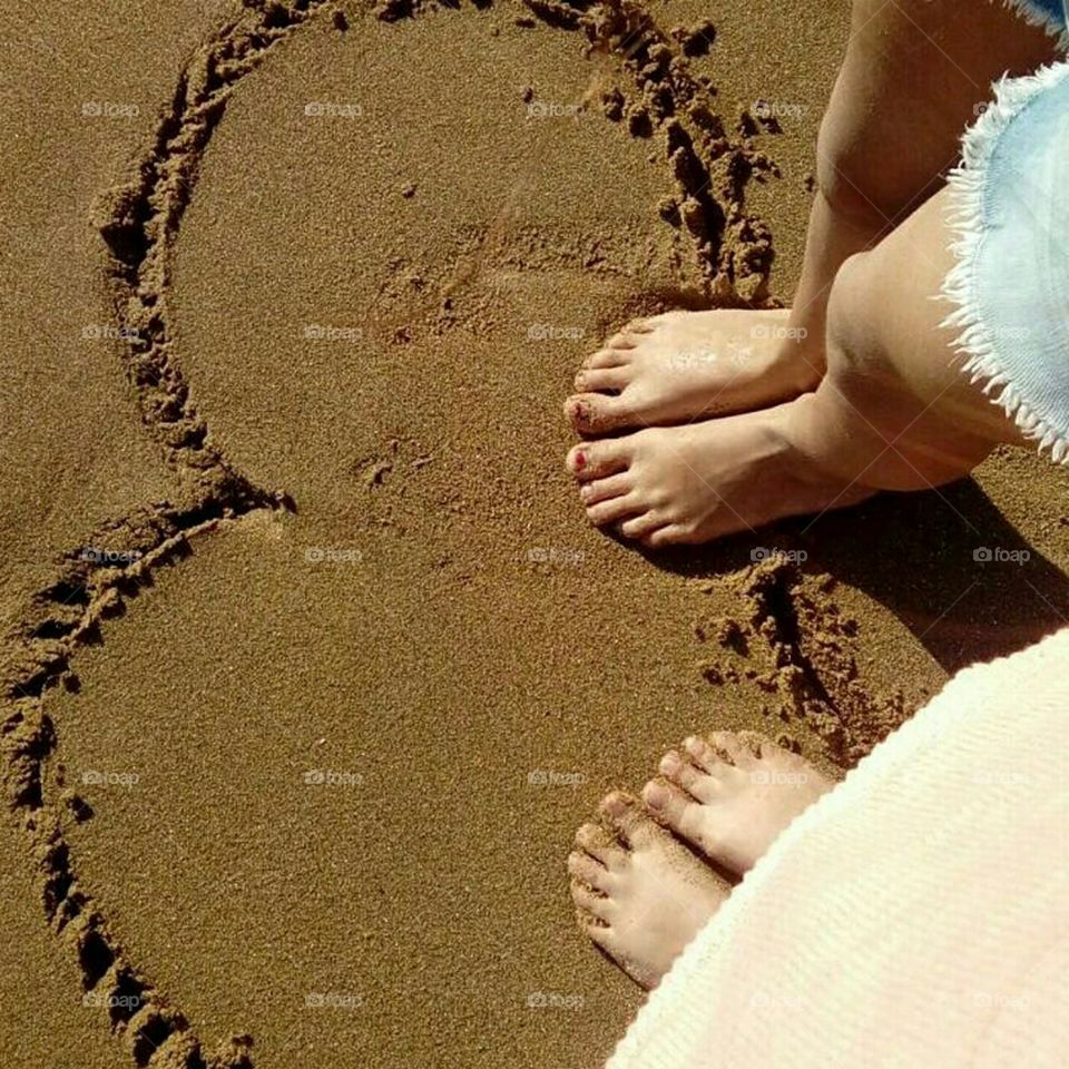 corazon en la arena de la playa