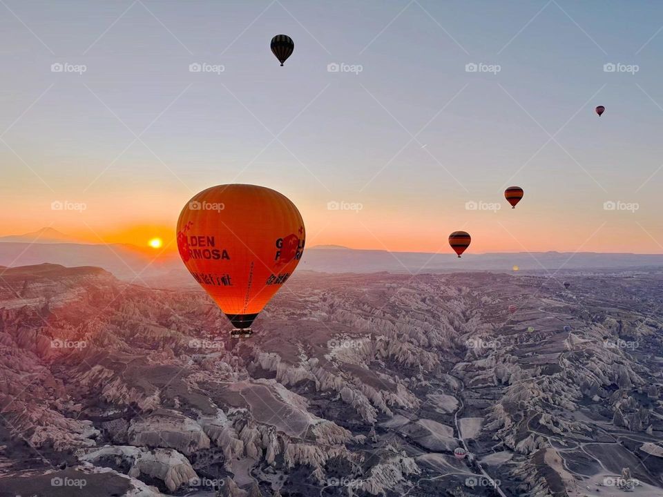 Turkey trip, on January 24, 2023, in the morning finally boarded the hot air balloon, the wind speed of 2 meters / second, the flight reached the limit height of more than 800 meters, realized my romantic dream