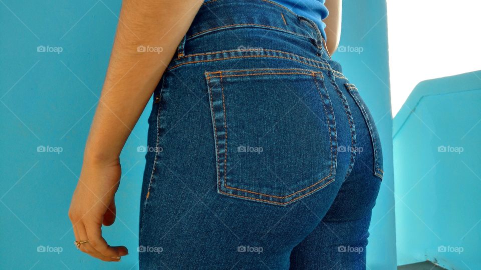 Calça jeans feminina em corpo de jovem modelo.