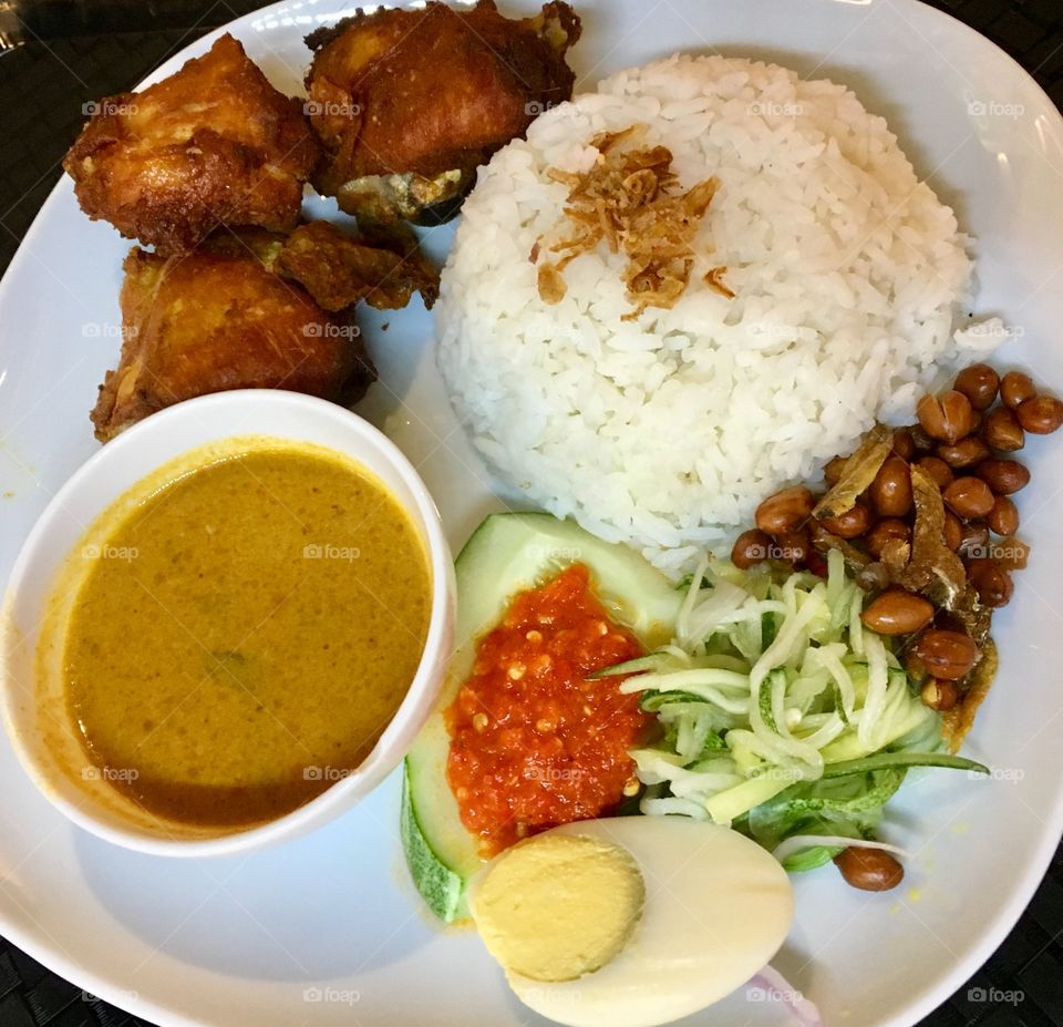 Deep fried chicken in spces and herbs with rice and curry 