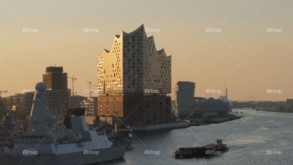 die Elbphilharmonie in Hamburg bei aufgehender Sonne