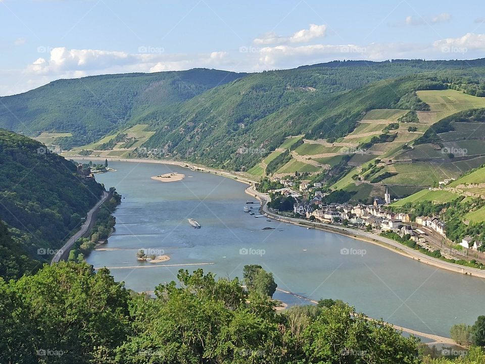 Rhein mit Dorf und Schiff
