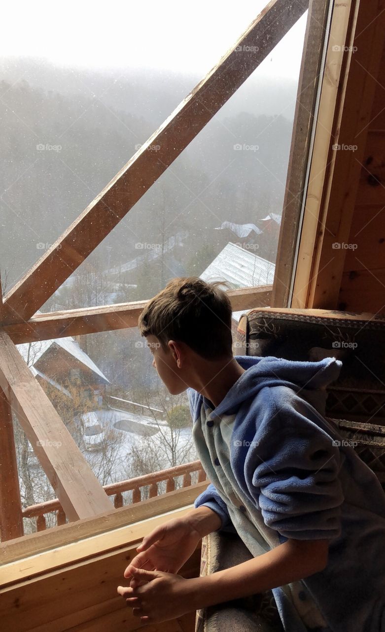 Florida child sees snow fall for first time at cabin in mountains 
