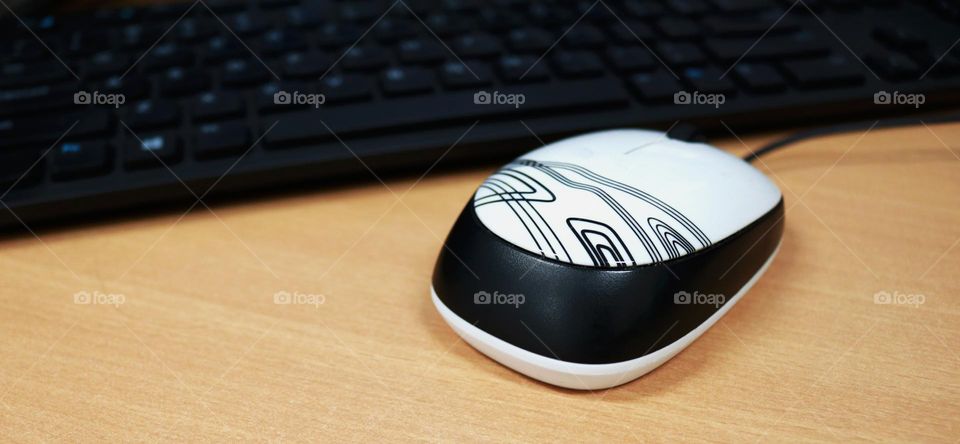 Photo of the mouse close to the keyboard on the table