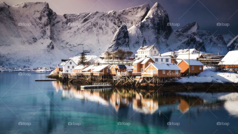 schönes Bergdorf im Winter