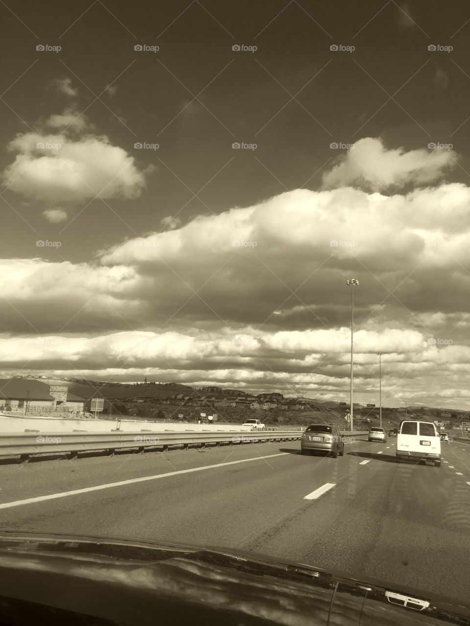 Carros nubes y carretera 
