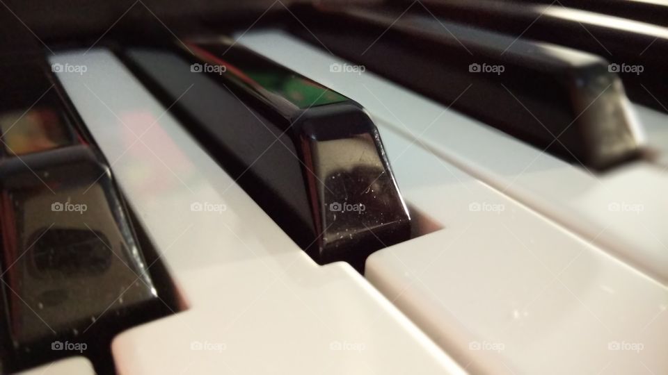 Piano bajo la luz de una lámpara en medio de la oscuridad de la noche.