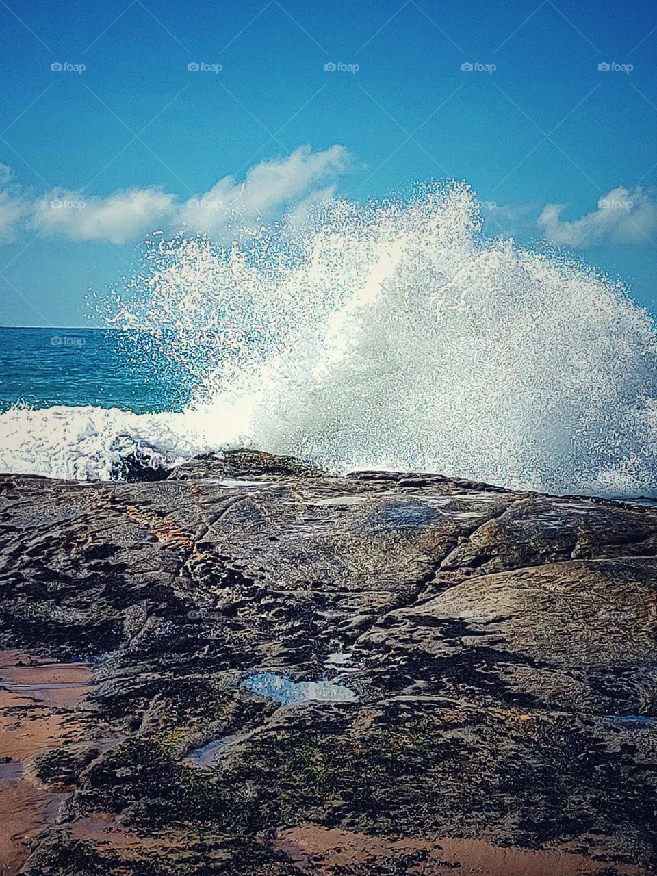 The beauty of the water hitting the rocks, I admire the coming and going of the waves on the city promenade.