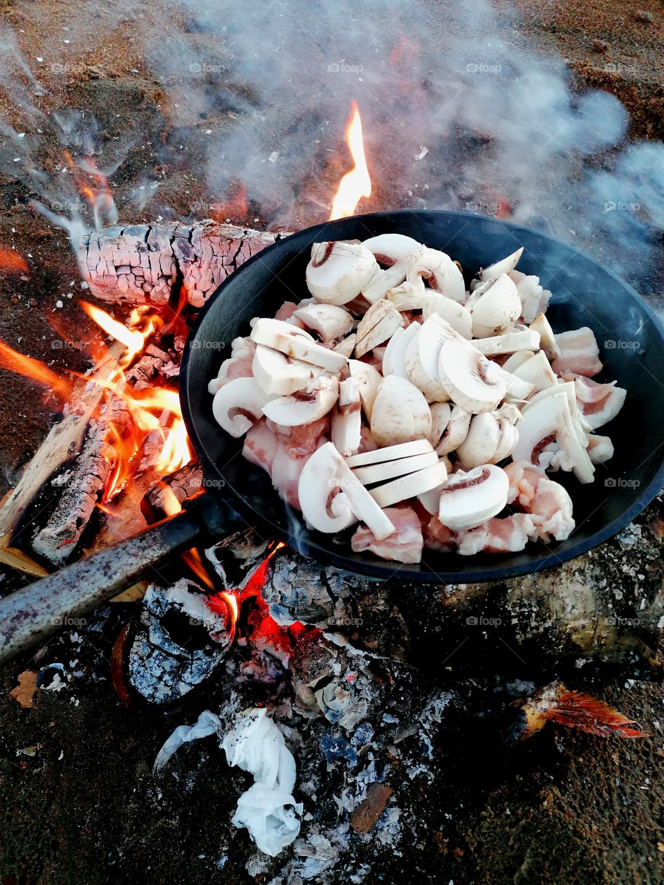 Outdoor life at its best. On summer evenings, food can be made by the campfire itself. Coming bacon and mushrooms to fill the baguette. Is good!