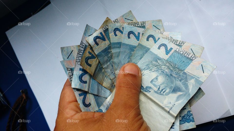 Dinheiro. Notas de dois Reais.