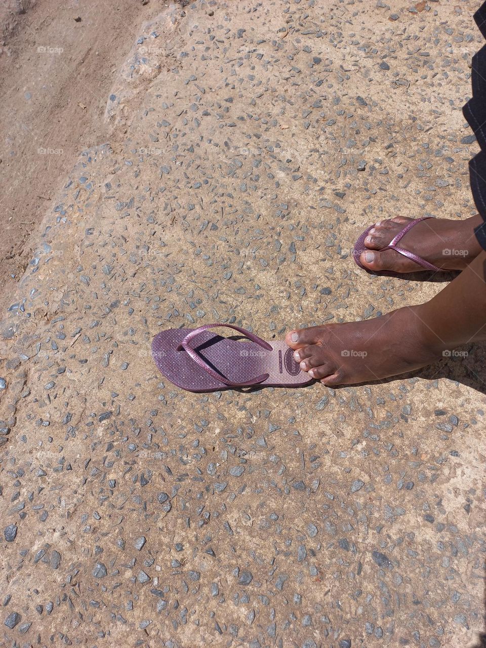 Chinelos confortáveis, leves, macios, resistentes e, não  escorregam, firmes nos pés e no chão. Chinelos Havaianas, o ideal para qualquer ocasião!