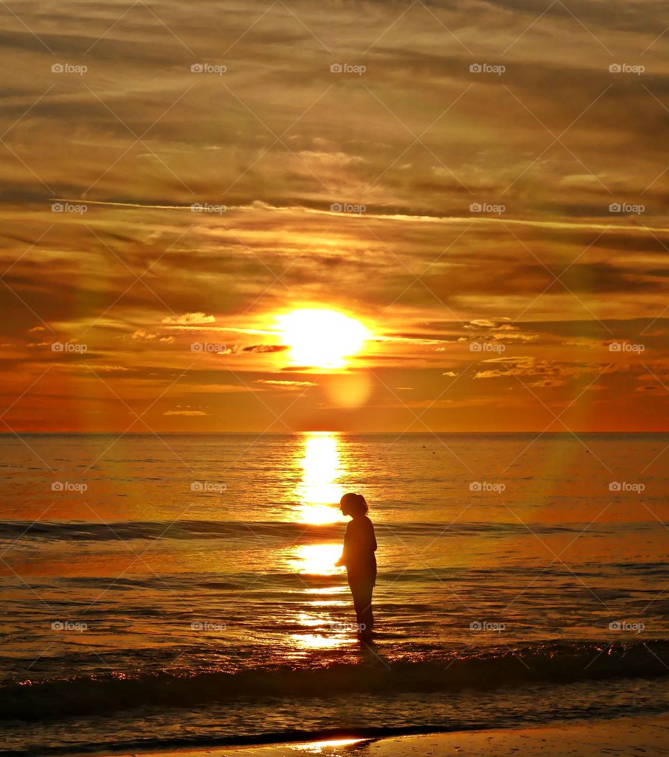 Women with a halo around her - Silhouettes are a wonderful way to convey drama, mystery, ... The perfect light for this is placing your subject in front of a sunset or sunrise – but really any bright light will be.