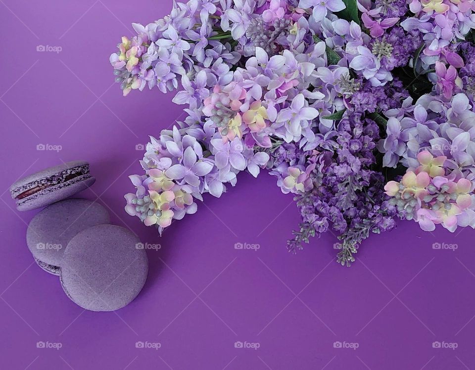 Macarons with a bouquet of lilacs and lavender🟣