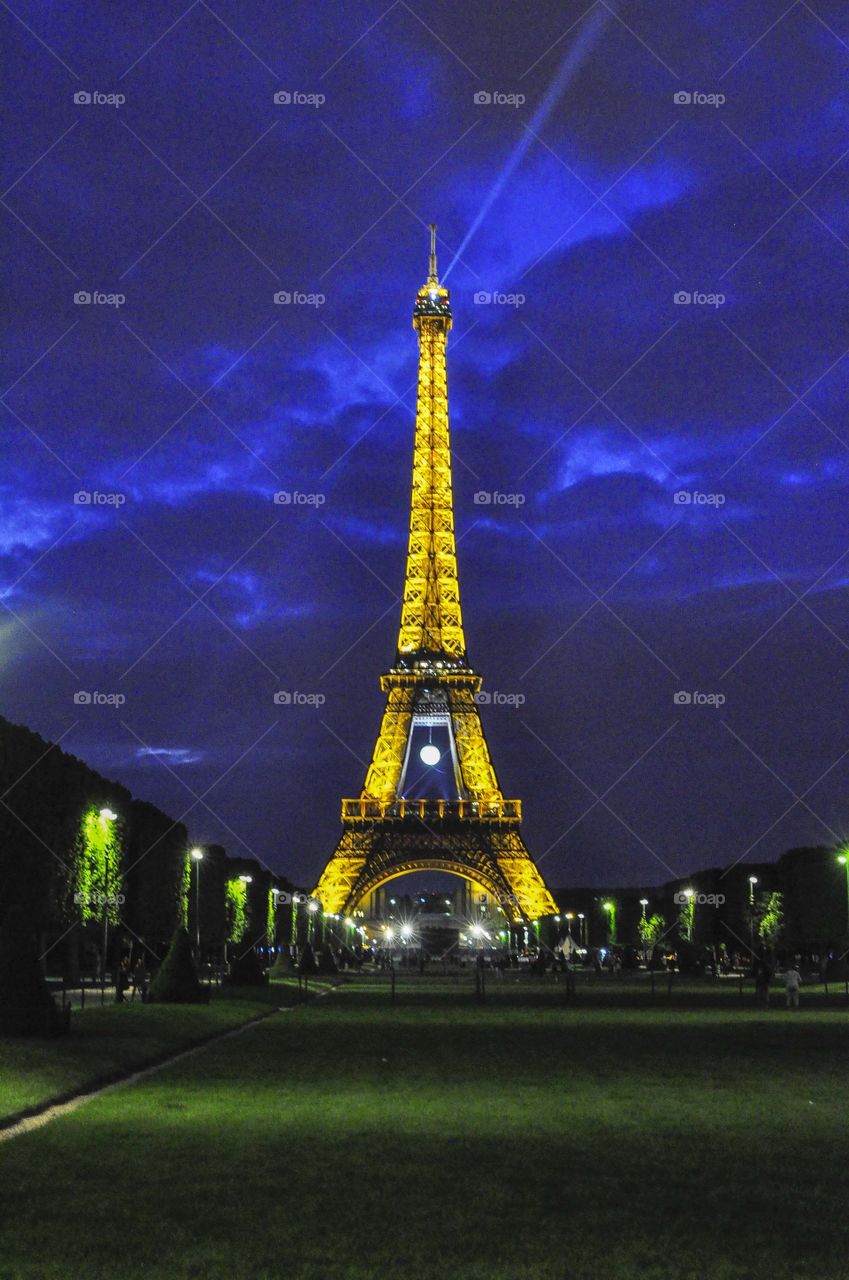 Eiffel tower by night