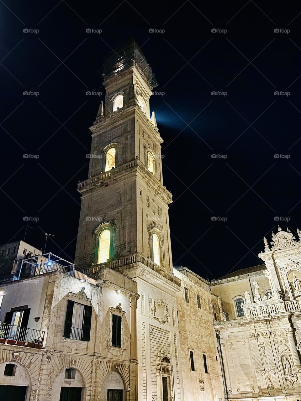 The Lecce Cathedral lit up at night.