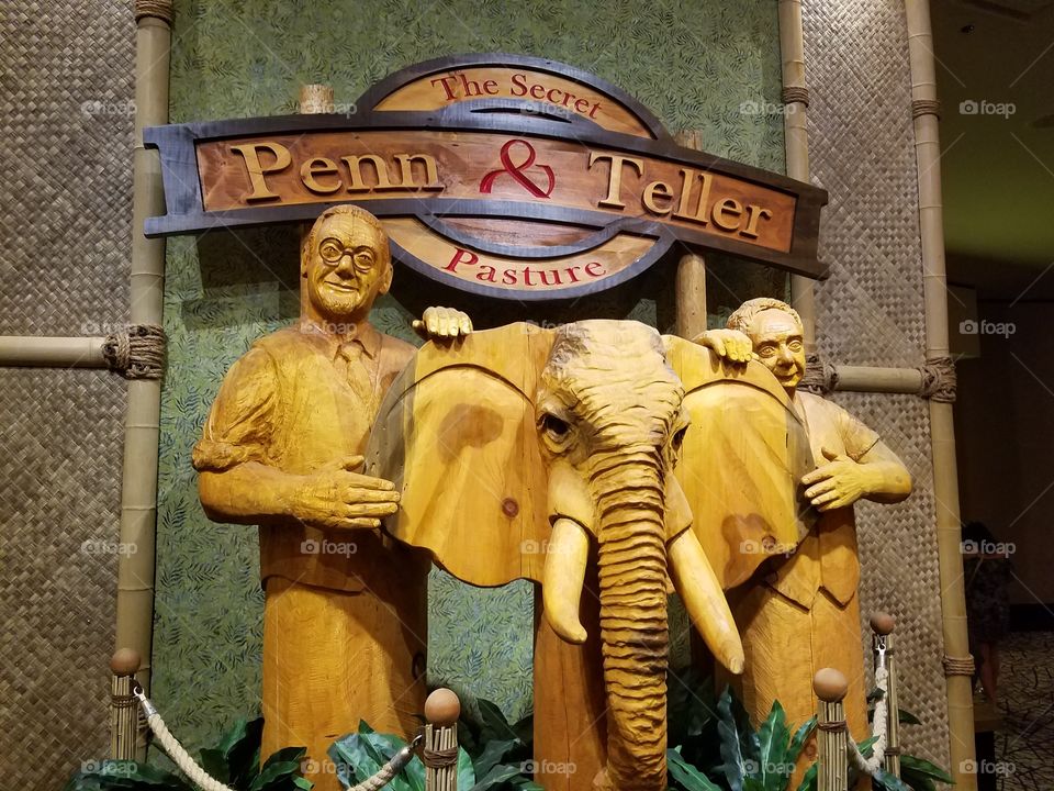 Penn and Teller statue