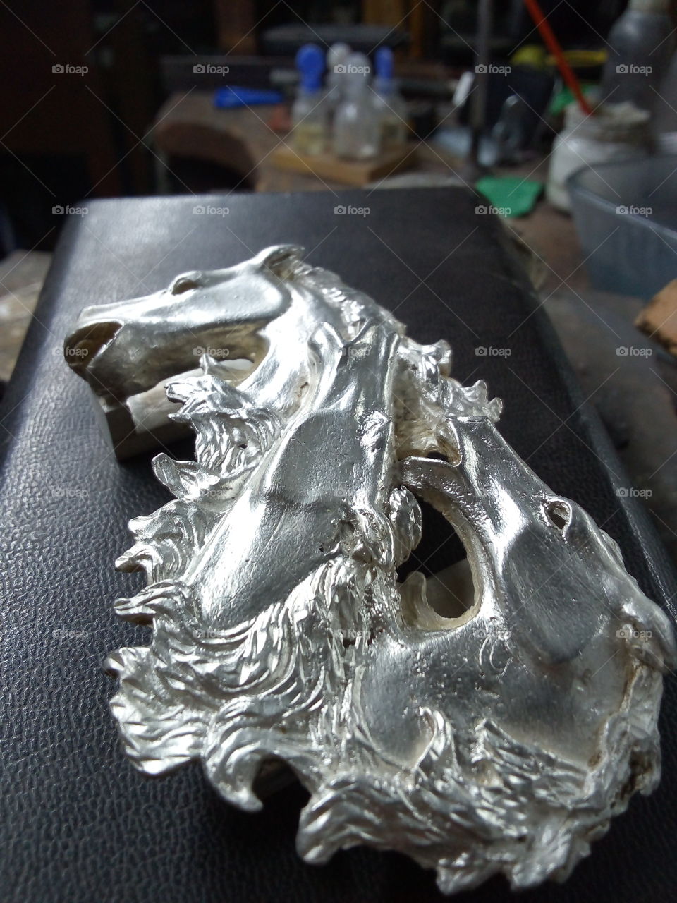 caballos hechos de plata ley, se muestra la cabeza de tres caballos en metal plata.
