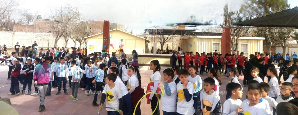 niños jugando en el patio de escuela