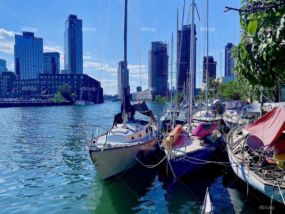 Twilight time is almost here but we still get to admire the scenery at „Newtown Creek“ by the „Pulaski Bridge“ in LIC, Queens for a few short hours by sunlight. 2023. Hypnotic Productions