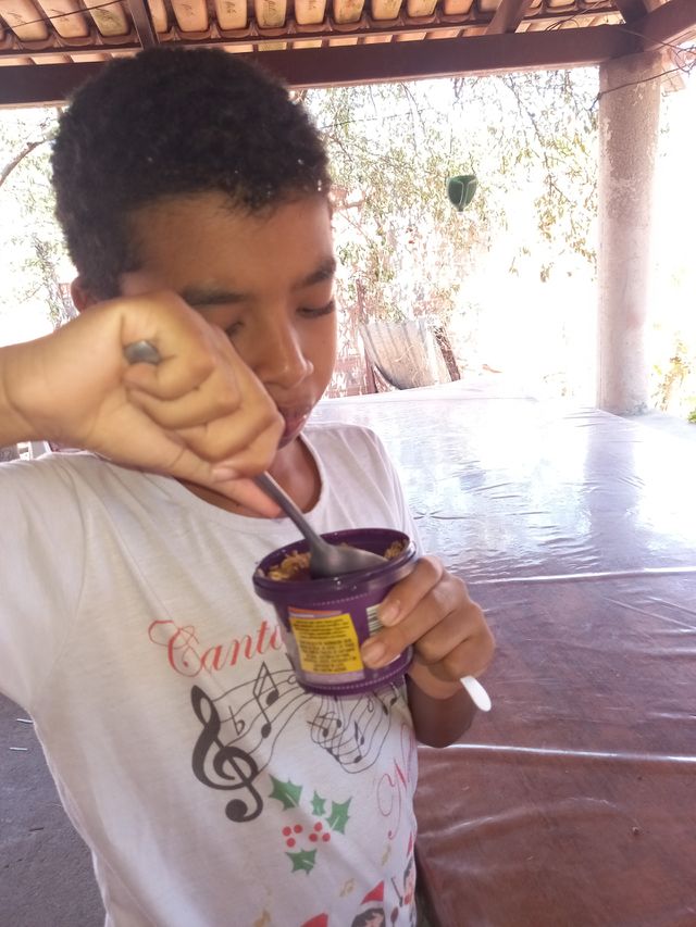 Ele gosta de açaí com banana.