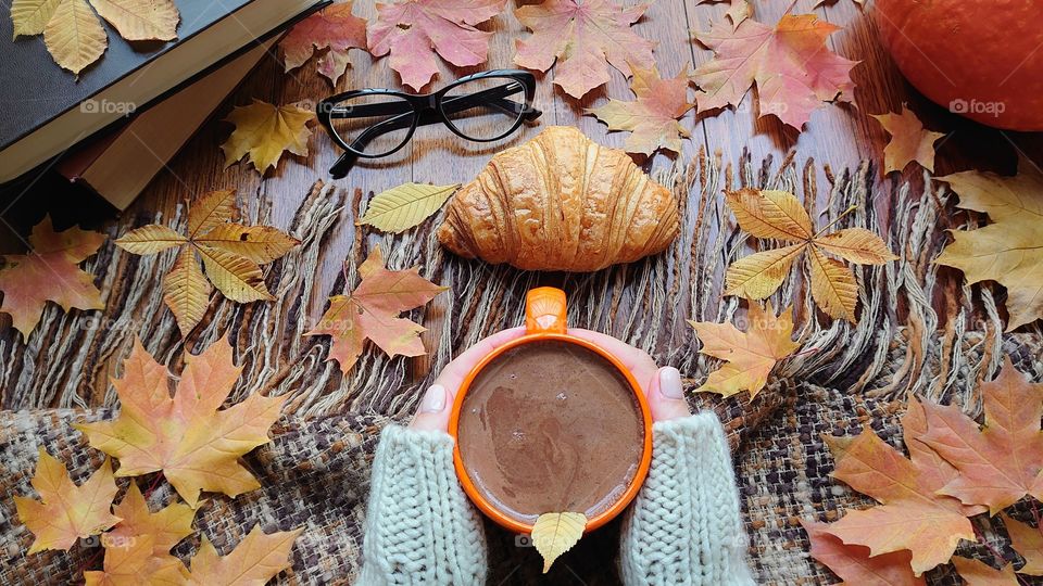 Autumn evening for reading books with a cup of hot chocolate 🍂🍁📖🥐☕