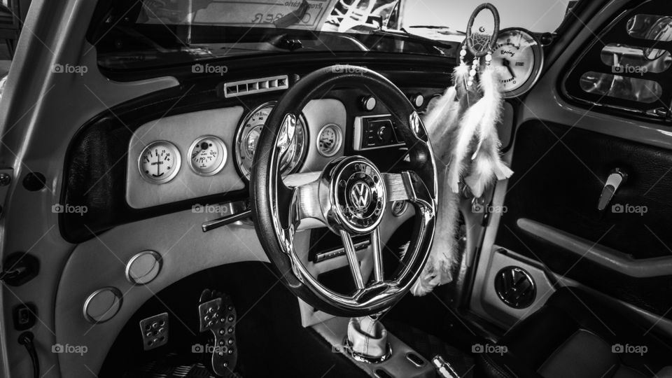 Fusca tuning. Carro em preto e branco. Painel, velocímetros, volante.