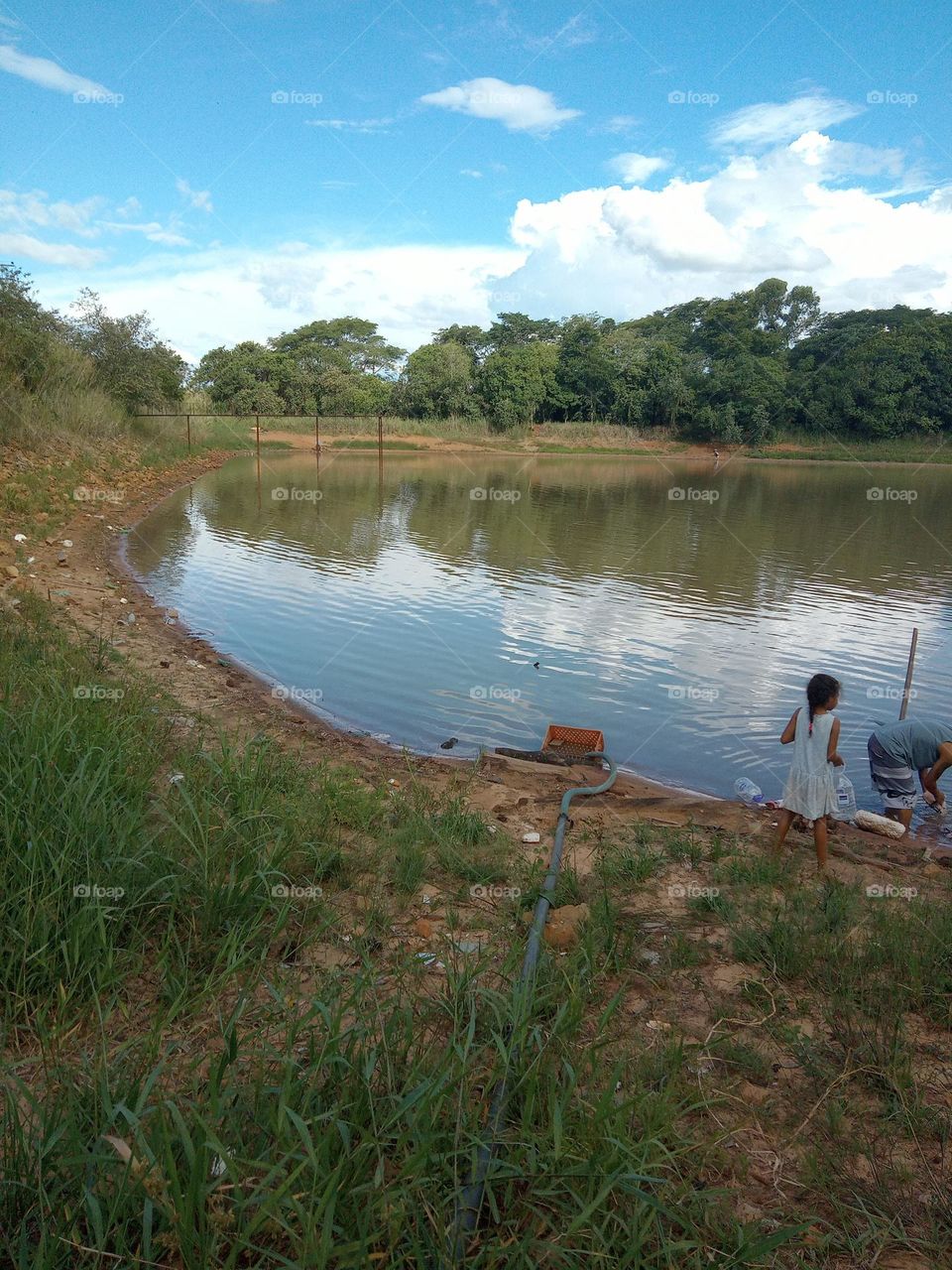 Pessoas contemplando a beleza do lago