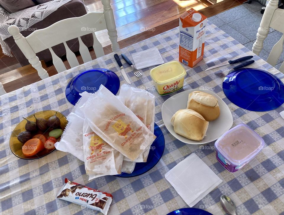 A delicious breakfast for the people I love!  We have pastries, breads and fruits! / Um café da manhã caprichado para as pessoas que eu amo! Temos pastéis, pães e frutas!