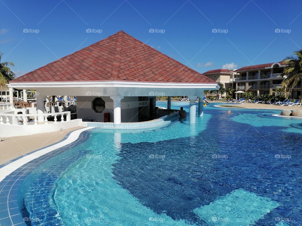 Возможность выпить кубинский коктейль не выходя из бассейна.