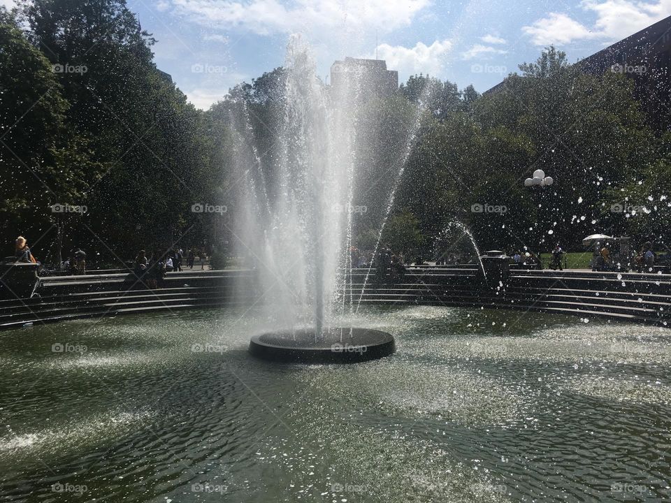 A conte na praça da cidade