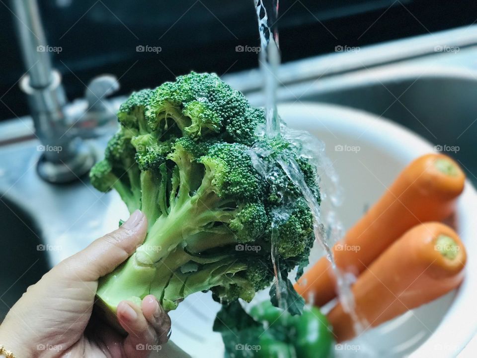 Cleaning vegetables under running water 💦