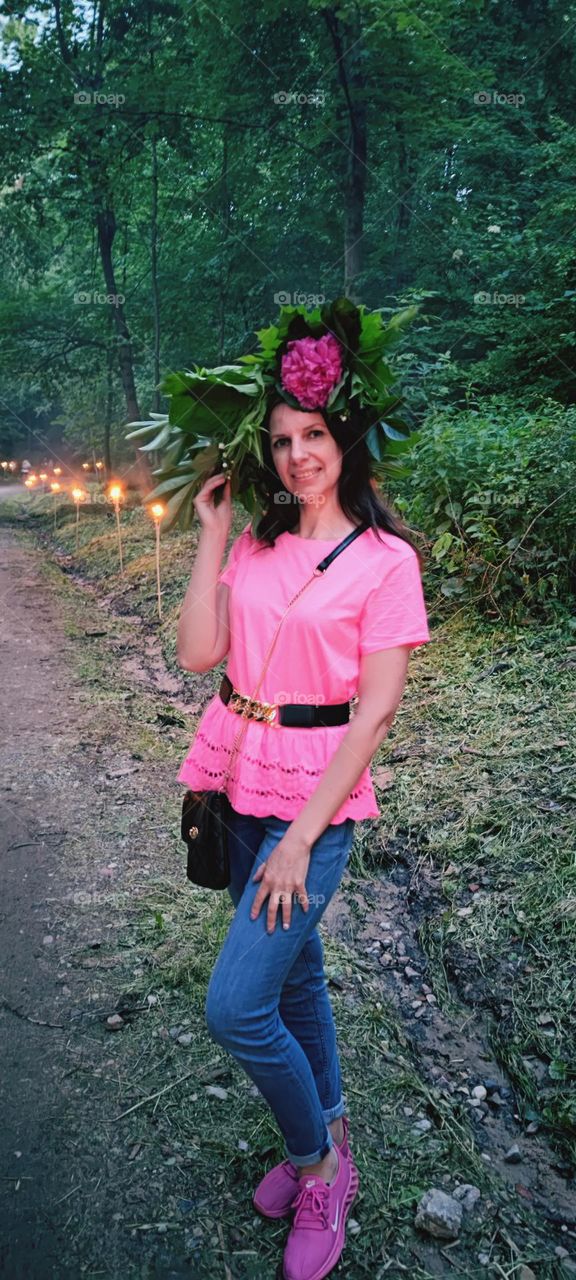 Moteris su vainiku ant galvos